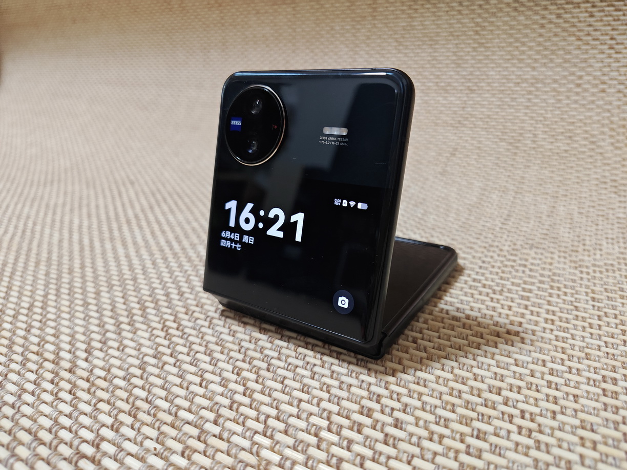 钻黑“翻盖”折叠机 vivo X Flip来了 - 第2张 - 智趣东西 钻黑“翻盖”折叠机 vivo X Flip来了 - 第2张