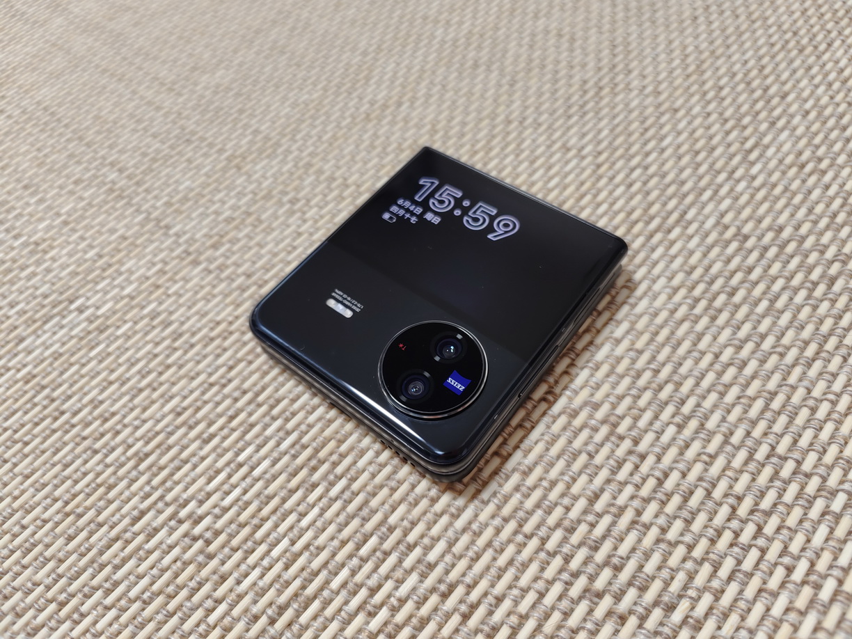 钻黑“翻盖”折叠机 vivo X Flip来了 - 第7张 - 智趣东西 钻黑“翻盖”折叠机 vivo X Flip来了 - 第7张