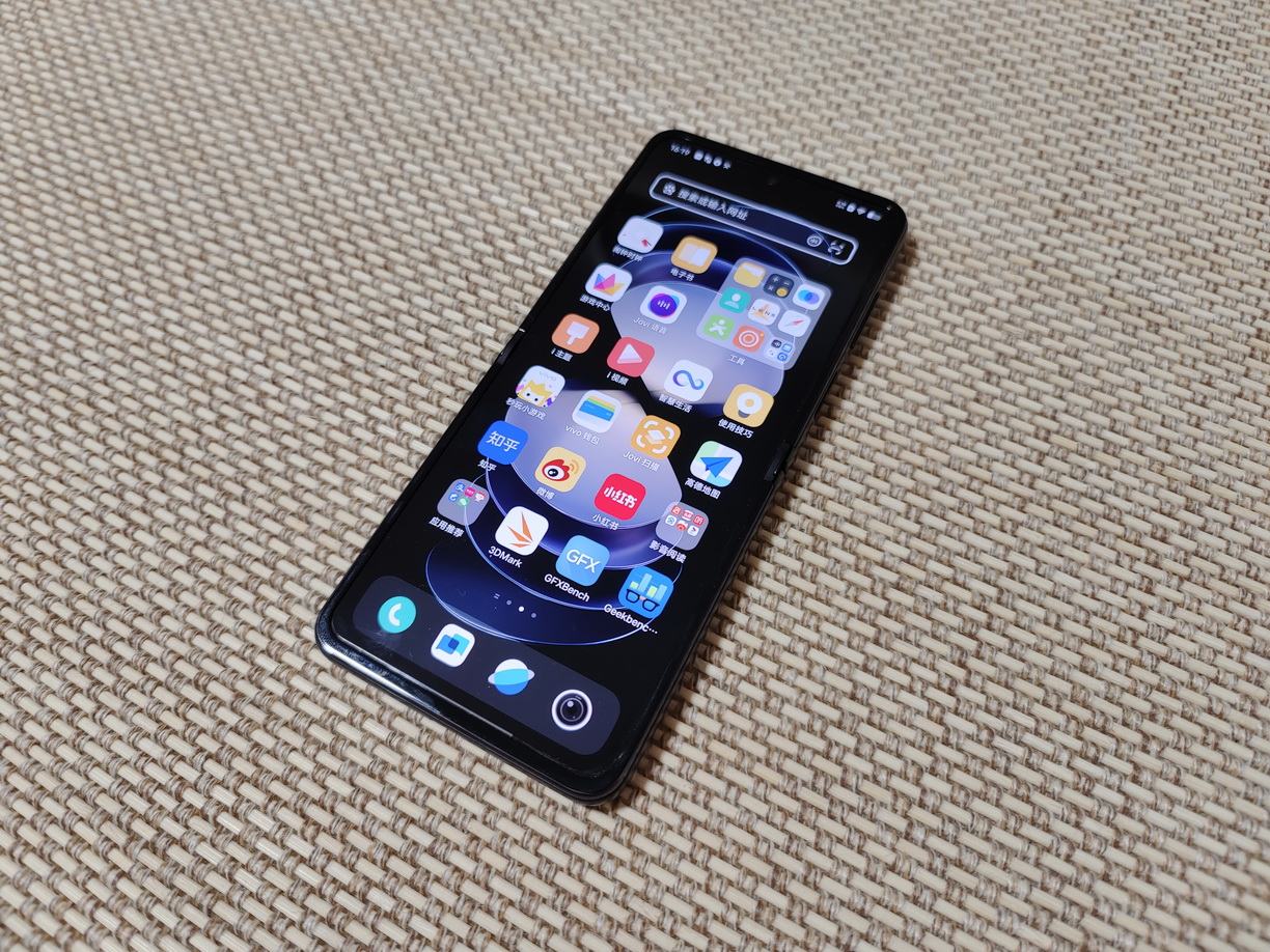 钻黑“翻盖”折叠机 vivo X Flip来了 - 第8张 - 智趣东西 钻黑“翻盖”折叠机 vivo X Flip来了 - 第8张