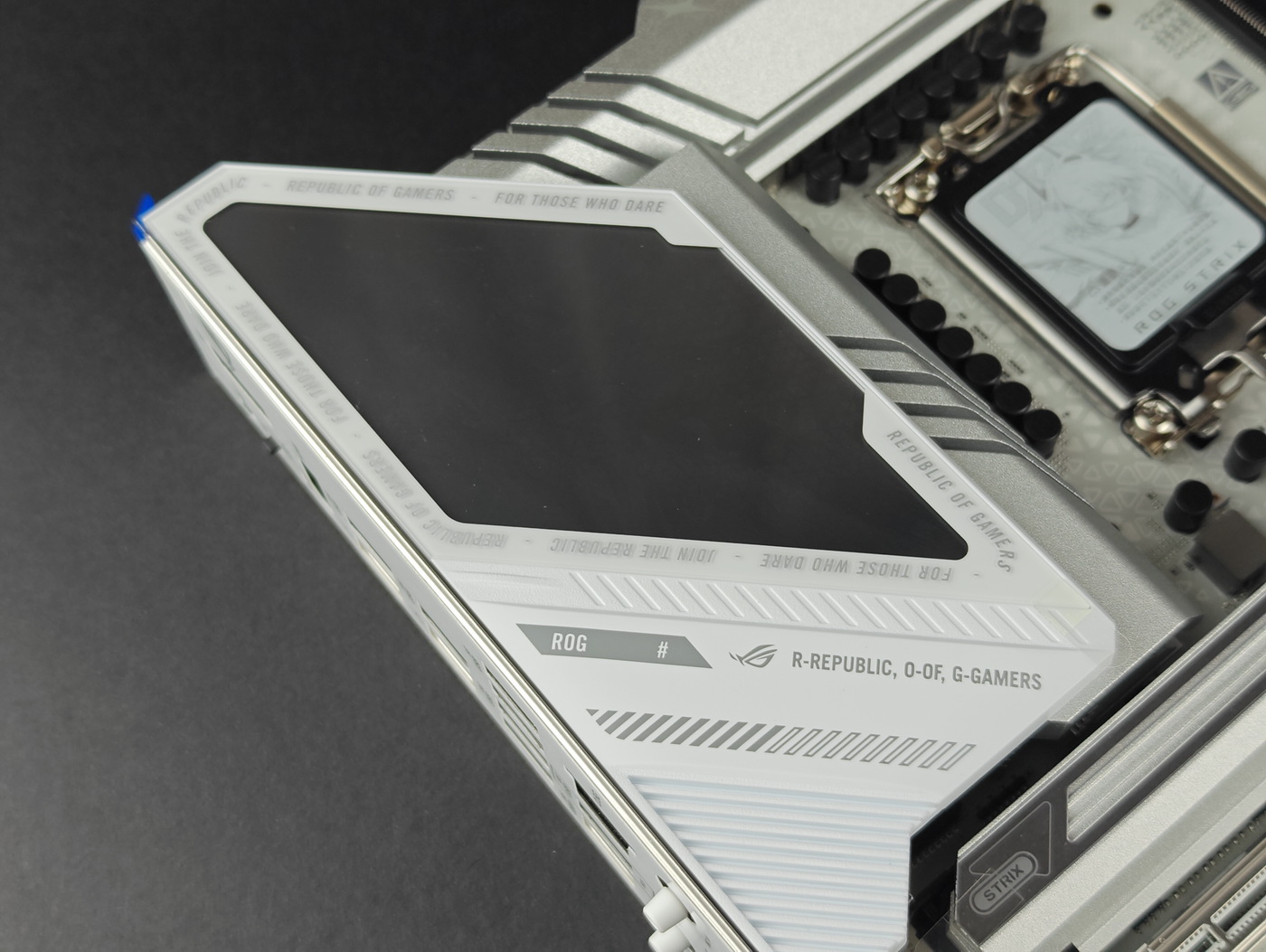 零距离解禁!ROG Strix Z890-A Gaming WiFi 吹雪主板来了 - 第8张 - 智趣东西 零距离解禁!ROG Strix Z890-A Gaming WiFi 吹雪主板来了 - 第8张