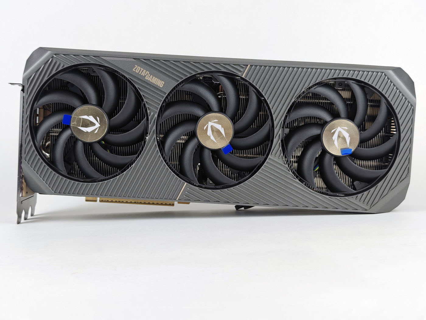 强到没朋友 索泰GeForce RTX 5090 D SOLID OC试用 - 第1张 - 智趣东西 强到没朋友 索泰GeForce RTX 5090 D SOLID OC试用 - 第1张