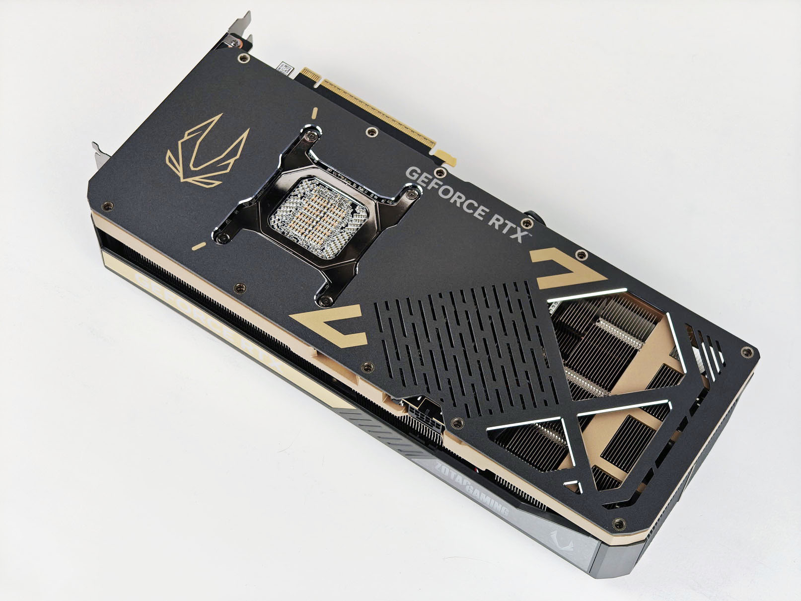 强到没朋友 索泰GeForce RTX 5090 D SOLID OC试用 - 第3张 - 智趣东西 强到没朋友 索泰GeForce RTX 5090 D SOLID OC试用 - 第3张