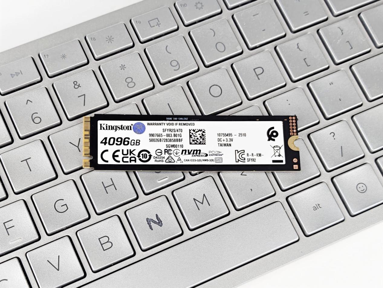 满配固态硬盘之王!Kingston FURY Renegade G5 PCIe 5.0 4TB首测! - 第4张 - 智趣东西 满配固态硬盘之王!Kingston FURY Renegade G5 PCIe 5.0 4TB首测! - 第4张