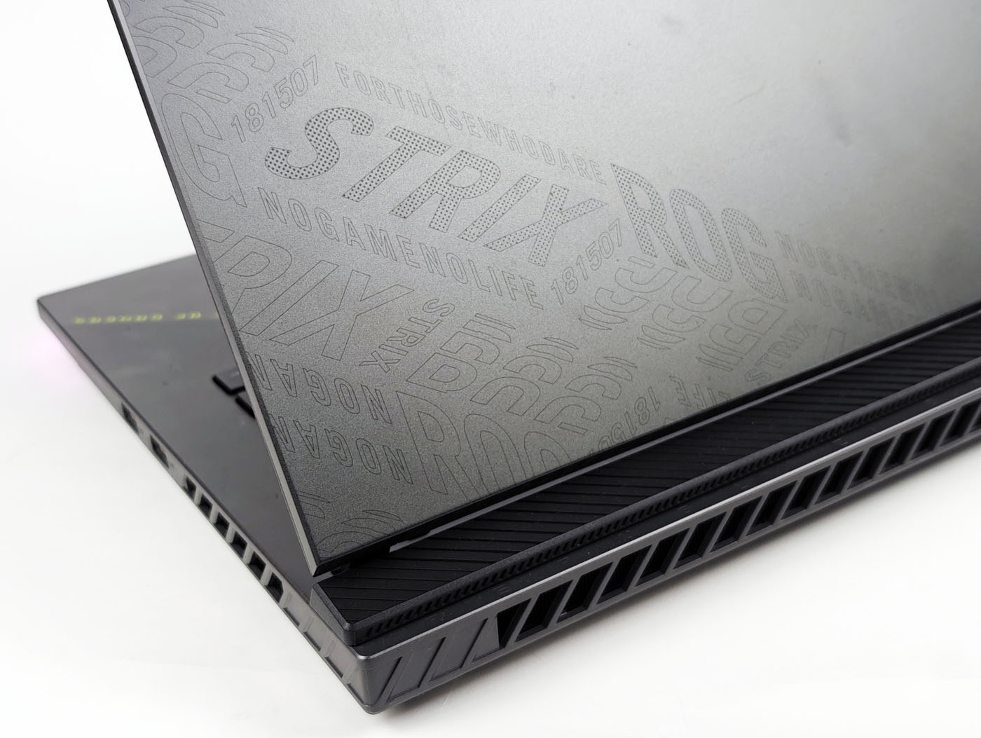 AMD 锐龙9 9955HX3D是如何制霸移动端的?ROG 魔霸9笔记本电脑测试 - 第4张 - 智趣东西 AMD 锐龙9 9955HX3D是如何制霸移动端的?ROG 魔霸9笔记本电脑测试 - 第4张