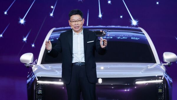 鸿蒙智行尊界S800正式亮相，预计售价100-150万开启预订