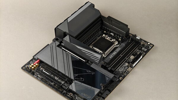 看完秒懂！主板品质不看散热装甲和RGB！